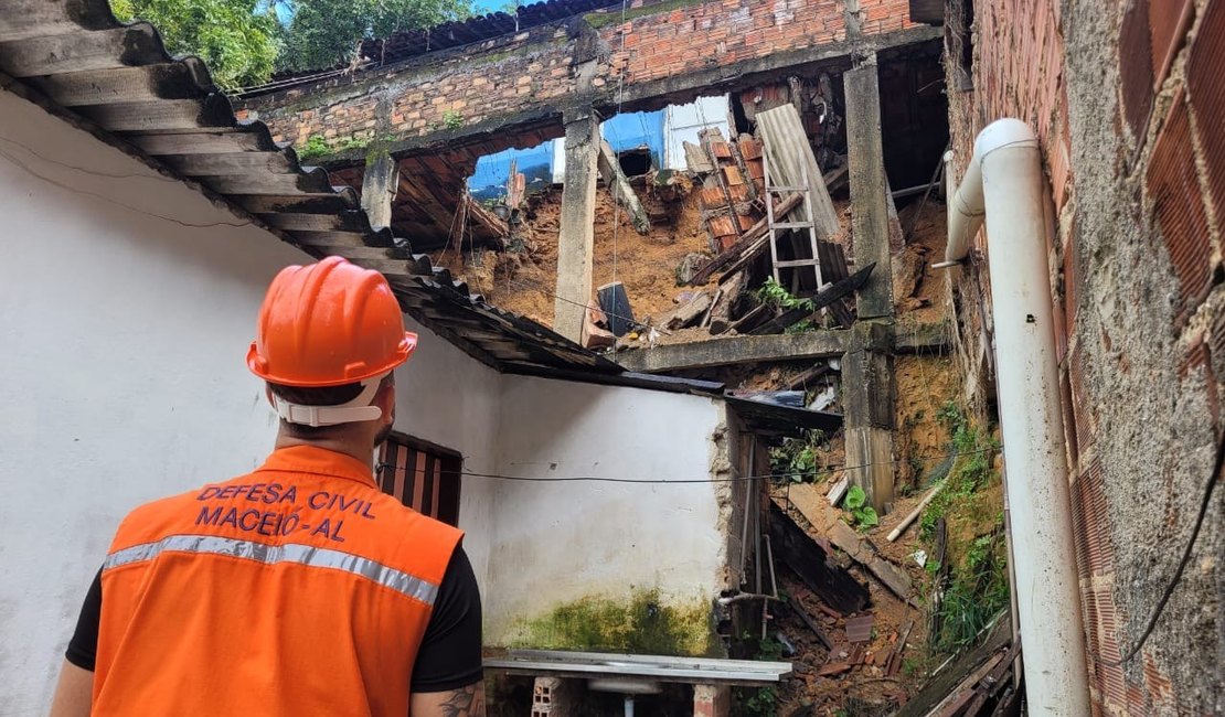 Defesa Civil de Maceió interdita  quatro casas na grota do Aterro