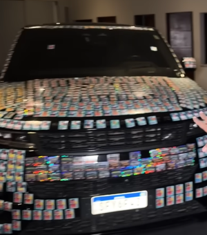 Camila Loures completa álbum da Copa em 24h e cobre o carro do irmão com figurinhas repetidas