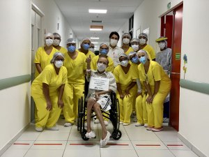 Idoso curado da Covid-19 recebe alta do Hospital da Mulher