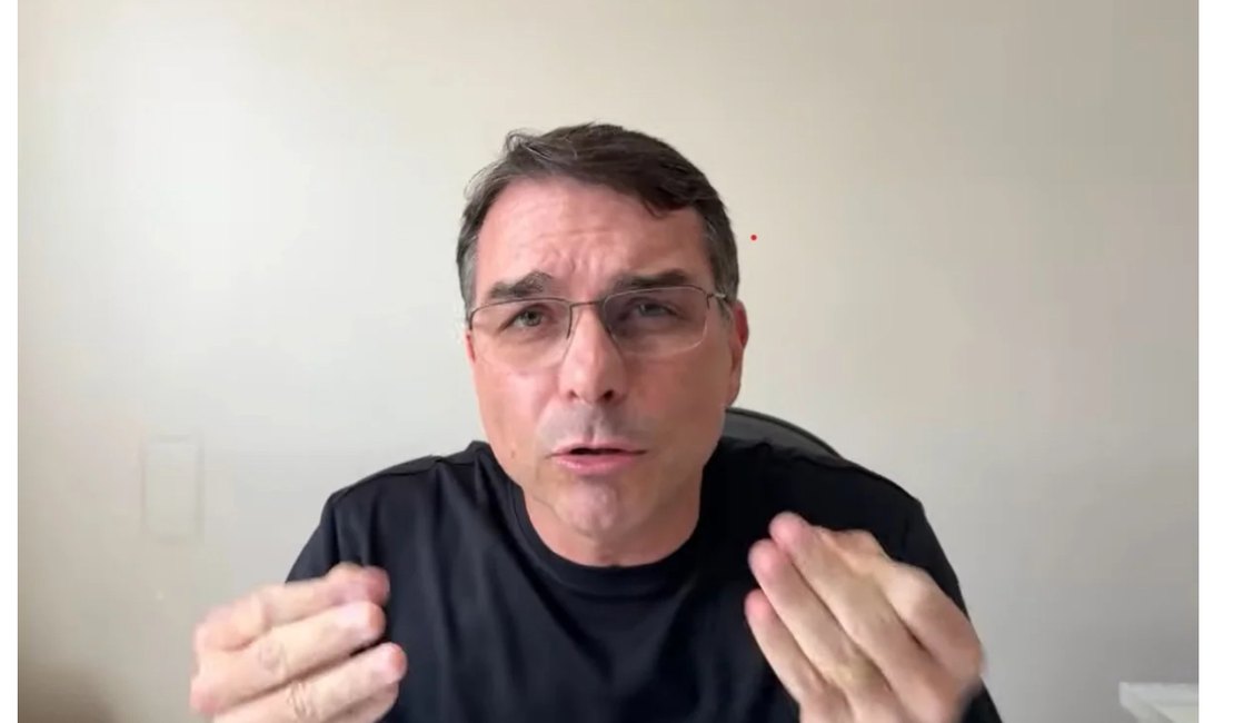Flávio pede que apoiadores evitem PF e vão a vigília por Bolsonaro