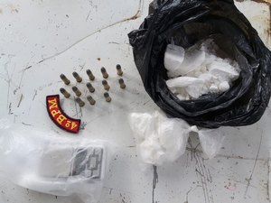 Suspeito foge, mas polícia apreende 500g de cocaína e munições