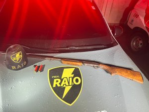 PM apreende duas espingardas e 130 munições durante ações em Maceió e Pilar