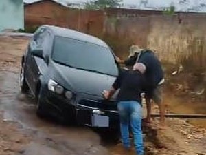 Carro atola em cratera aberta pelas fortes chuvas no bairro Arnon de Mello, em Arapiraca