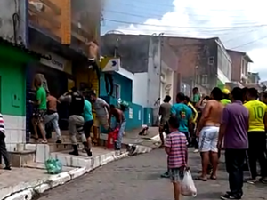 [Vídeo] Incêndio causa pânico em prédio dos Correios no interior