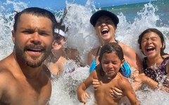 Cantor sertanejo aproveita praia de Maragogi com família