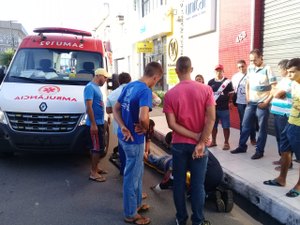 Idoso fica ferido após colisão entre motos no Centro de Arapiraca