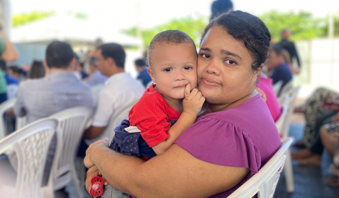 Moradores de comunidades à margem da lagoa comemoram mudança de vida