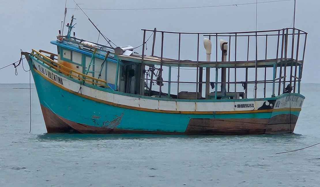 Marinha mantém guarda e estuda retirada de hélice de navio localizada no mar de Maragogi
