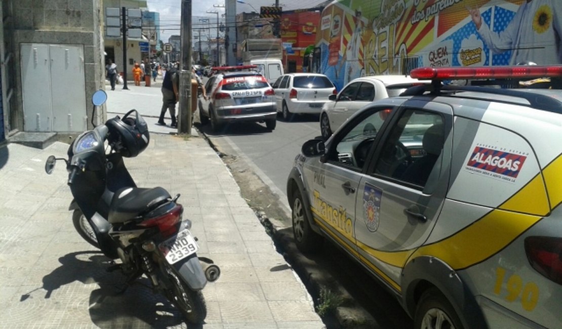 Moto colide em viatura que aguardava em semáforo