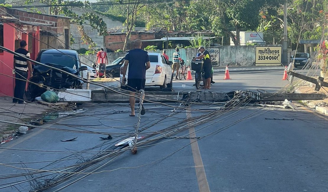 Carro colide em poste e espalha grande quantidade de fios na pista; motorista ficou ferido