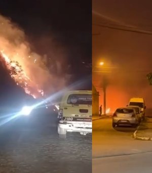 [Vídeo] Incêndio de grandes proporções atinge Ladeira do Bonfim e ameaça casas da região