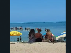 Apesar de UTIs lotadas, orla de Maceió registra aglomerações neste domingo