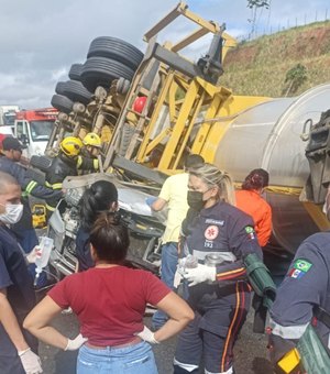 [Vídeo] Carreta que tombou sobre carro provocou morte de médica e estudante