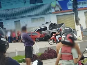 Motorista perde controle de caminhonete e invade calçada em Arapiraca
