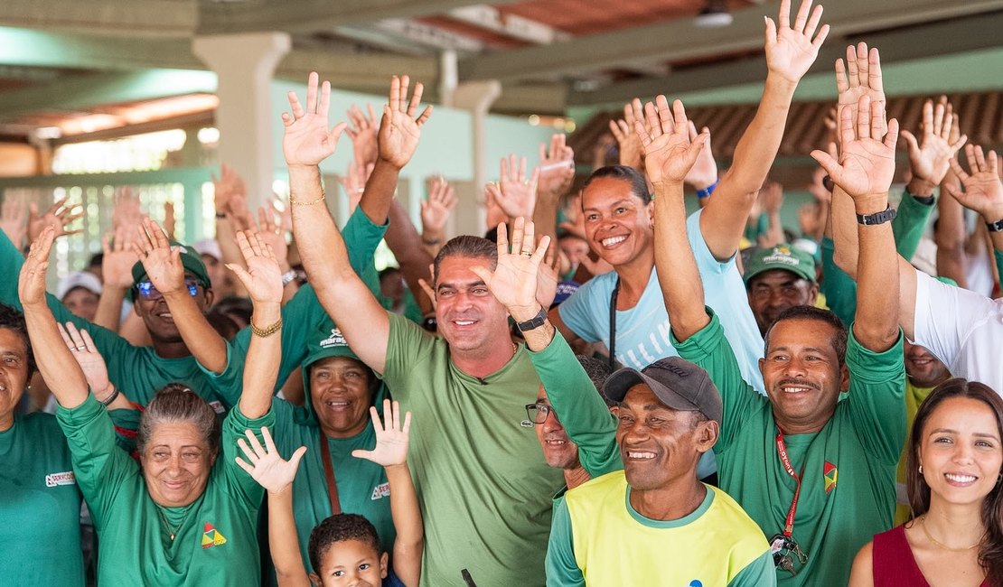 Prefeito anuncia reajuste e antecipa salário dos servidores da limpeza de Maragogi