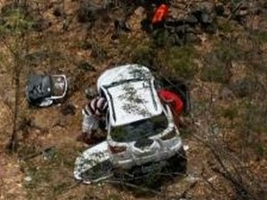 Carro cai de ponte na AL-130 e casal fica ferido no Sertão de Alagoas