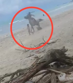 [Vídeo] Criança de seis anos é atropelada por cavalo em praia de Maceió