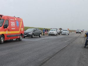 Engavetamento envolvendo cinco veículos deixa idosa ferida na AL-220