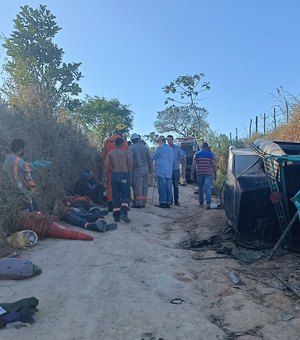 Trabalhadores ficam feridos após caminhão tombar no povoado Ouricuri, em Atalaia