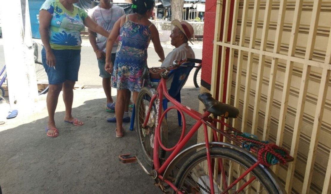 Idoso é atingido por moto ao atravessar rua e condutor foge do local