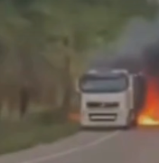 Caminhoneiro consegue salvar cabine de carreta em incêndio