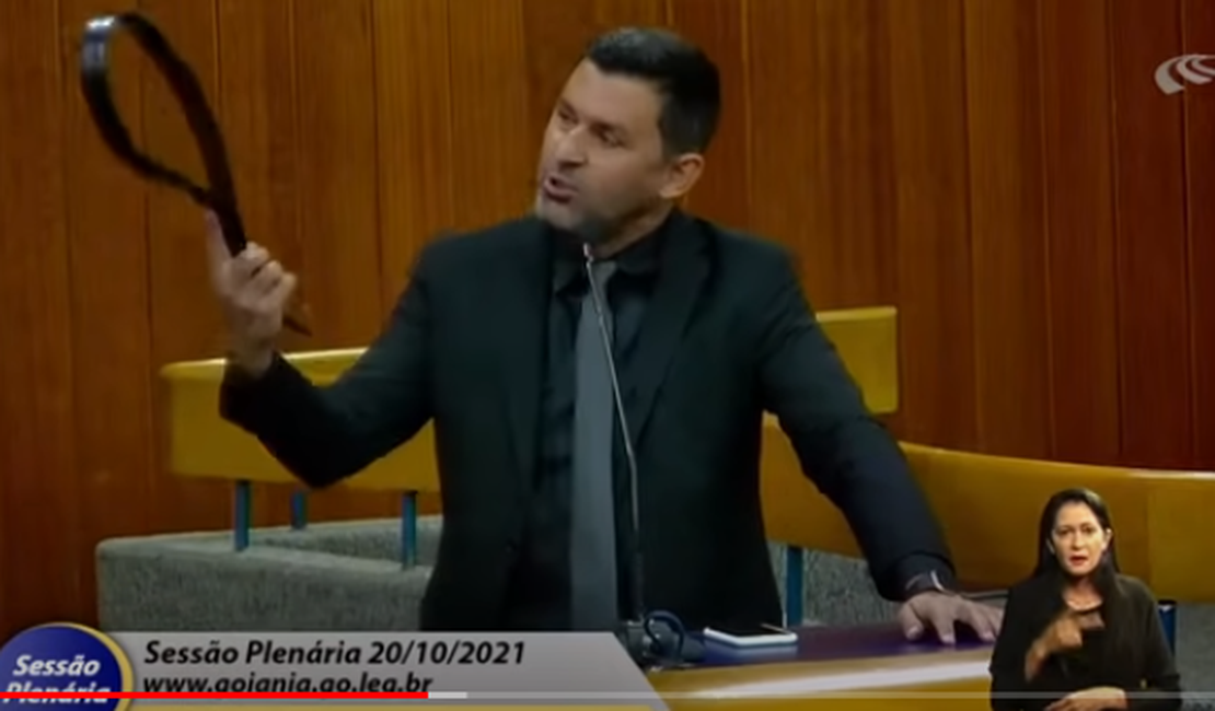 [Vídeo] Vereador ameaça colega com surra de cinto durante sessão na Câmara Municipal