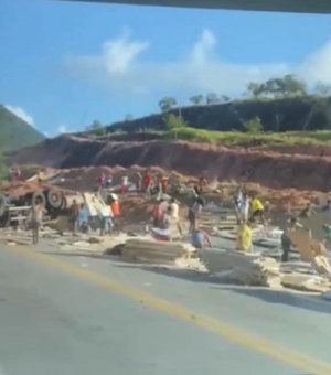 Caminhão vira na BR-101 e populares saqueiam carga no município de Joaquim Gomes
