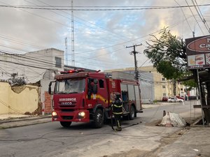 Colisão entre carro e poste deixa moradores sem energia no Pinheiro