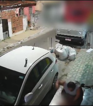 [Vídeo] Preso homem que agrediu mulher após tentativa de estupro no Jacintinho