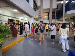 Mais de uma hora após horário oficial, eleitores ainda enfrentam filas para votar em Maceió