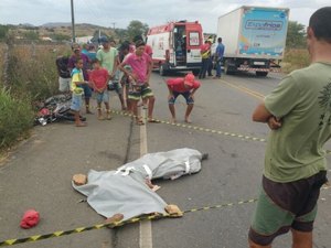 Motociclista morre após ser atropelado por caminhão carregado de galinha