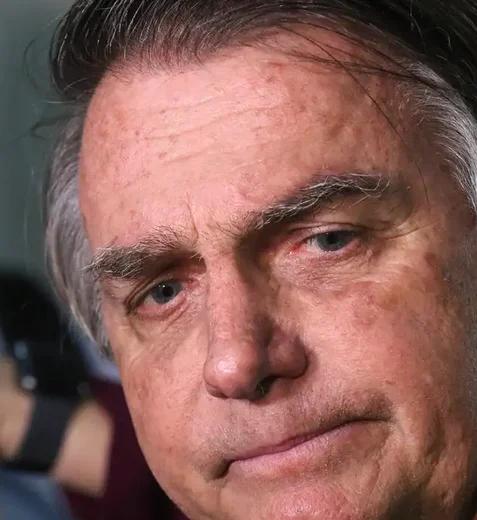 Bolsonaro violou tornozeleira eletrônica para tentar fugir, diz Moraes