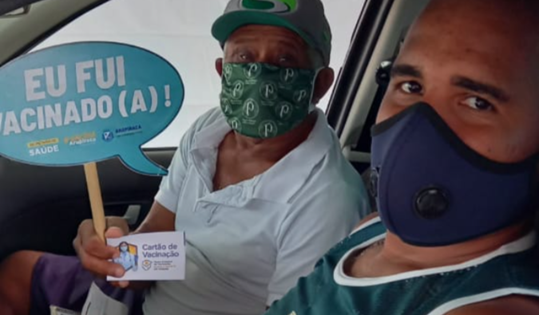 Líder comunitário de Arapiraca tem levado idosos que não tem transporte para se vacinar