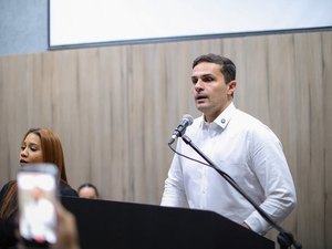 Conquista defendida por Alexandre Ayres na Uncisal ganha homenagem especial ao pai do parlamentar