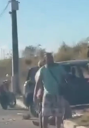 Veículo sai da pista e deixa duas pessoas feridas na Rota do Mar, em Maceió