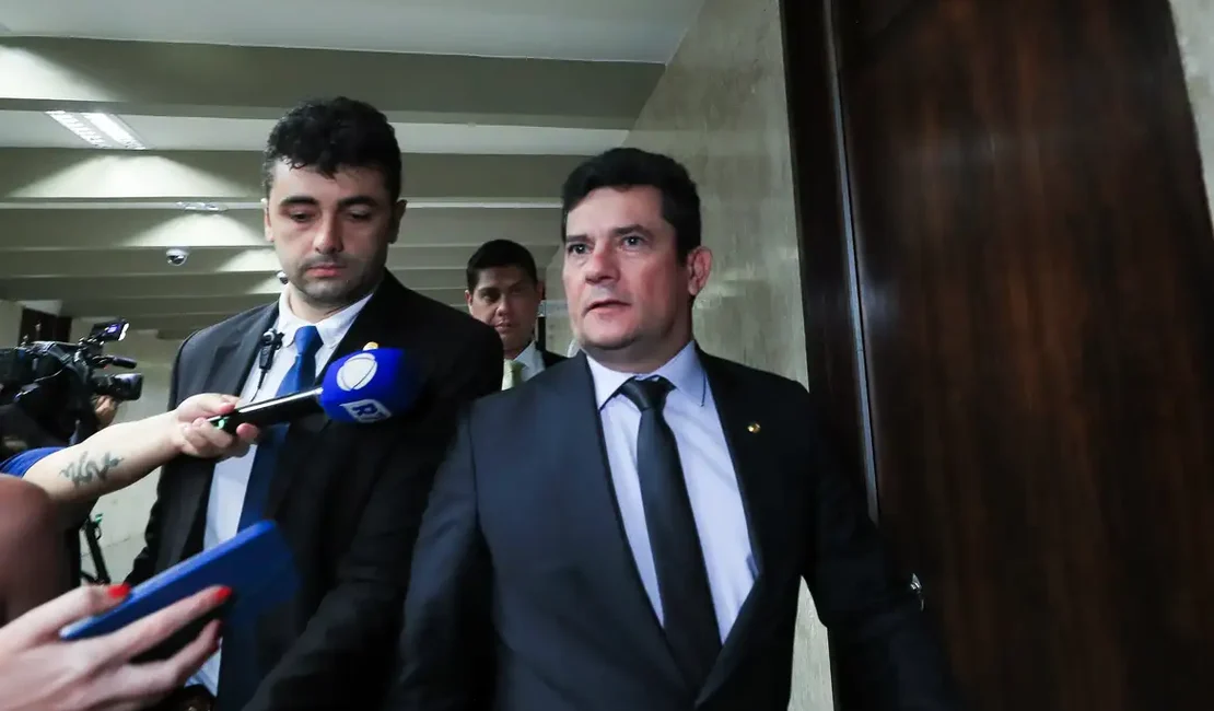 Desembargador pede vista e suspende julgamento de Moro