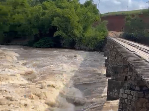 [Vídeo] Chuvas intensas elevam nível de rio e de barragem na Usina Santa Clotilde