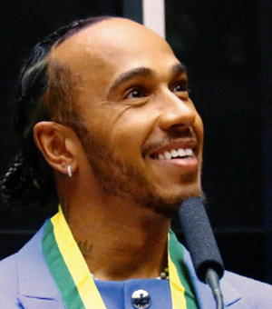 Lewis Hamilton celebra três anos de nacionalidade brasileira com mensagem nas redes sociais