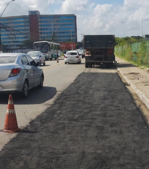 Operação Tapa-Buraco recupera trecho de asfalto próximo ao Shopping Miramar
