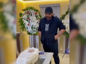 Sob forte comoção, bebê que morreu no HRA é velado em Arapiraca e pai desabafa: 'indignação'