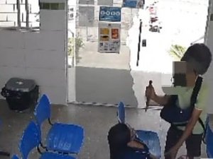 [Vídeo] Homem assalta funcionária com faca dentro de posto de saúde em Arapiraca