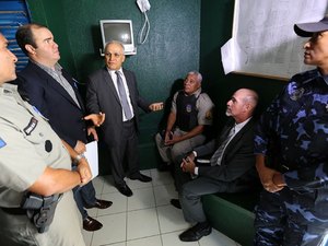 MP e Defensoria interditam base da PM em Maceió