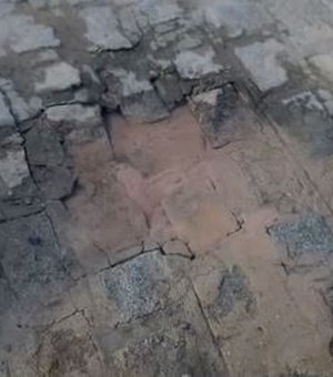 Vazamento de água em rua na Baixa Grande tira a paciência de moradora
