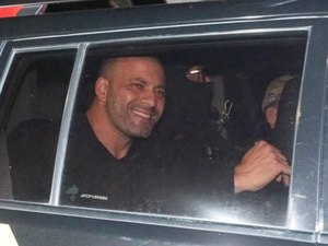 PF apreende dois aparelhos celulares na sala onde Silveira está preso