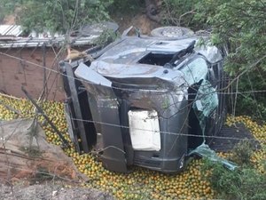 Caminhão com carga de laranja capota na AL 115, em Igaci