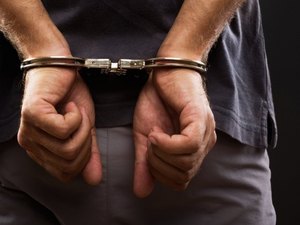 Duas pessoas são presas e dois menores apreendidos com celulares roubados