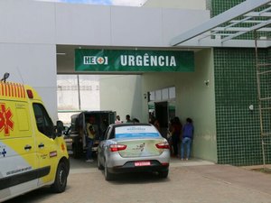 Pacientes ficam no chão devido a superlotação no HE do Agreste