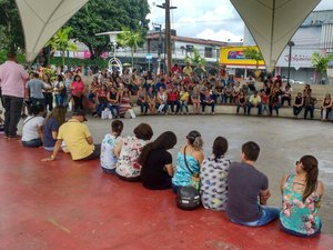 Sinteal se reúne em praça pública e cobra prestação de contas de 2017