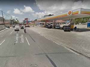 Carro capota e uma pessoa morre no bairro de Mangabeira