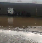  [Vídeo] Chuvas alagam ponto de vans em Arapiraca e causam transtornos para passageiros e motoristas 